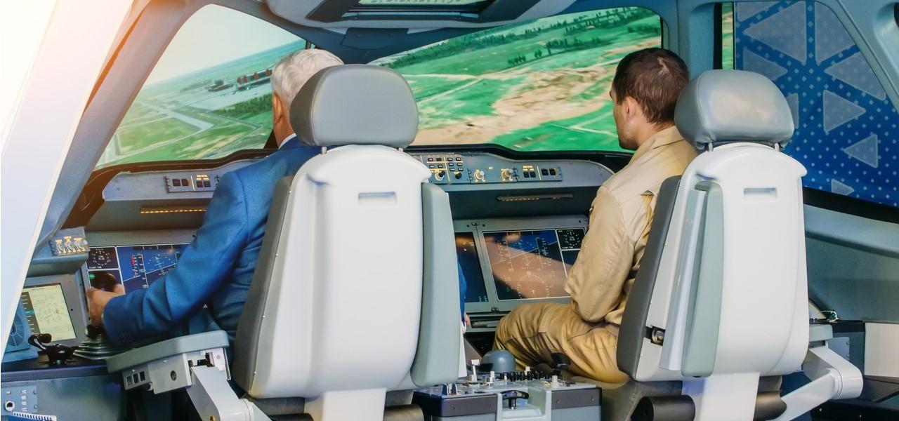 Personas en un simulador de vuelo